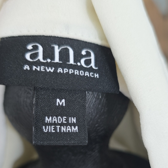 Elegant Cream Button-Down Shirt - Picture 3 of 4